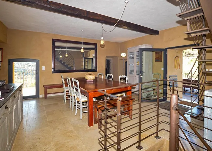 Awesome In Ville-di-Paraso